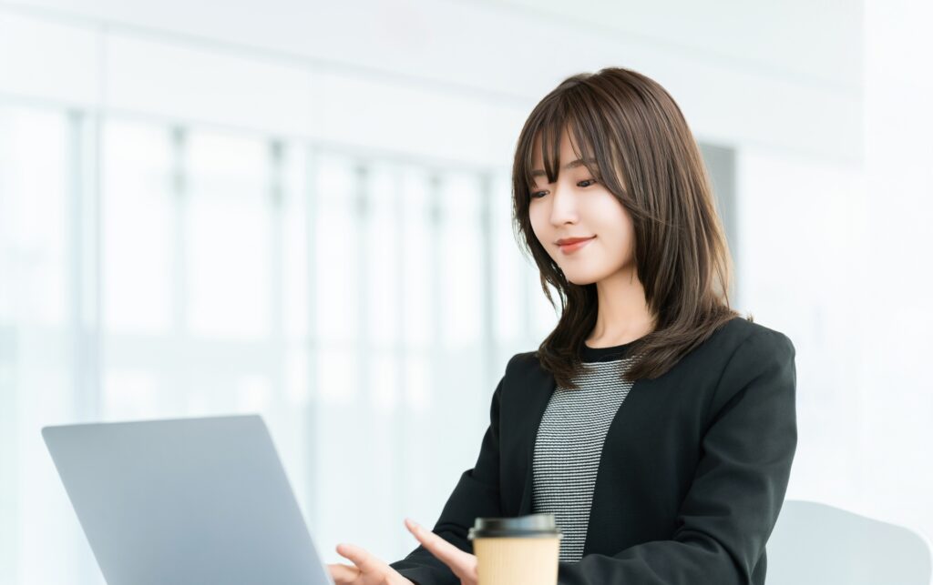 パソコンを使う女性・ビジネスウーマン