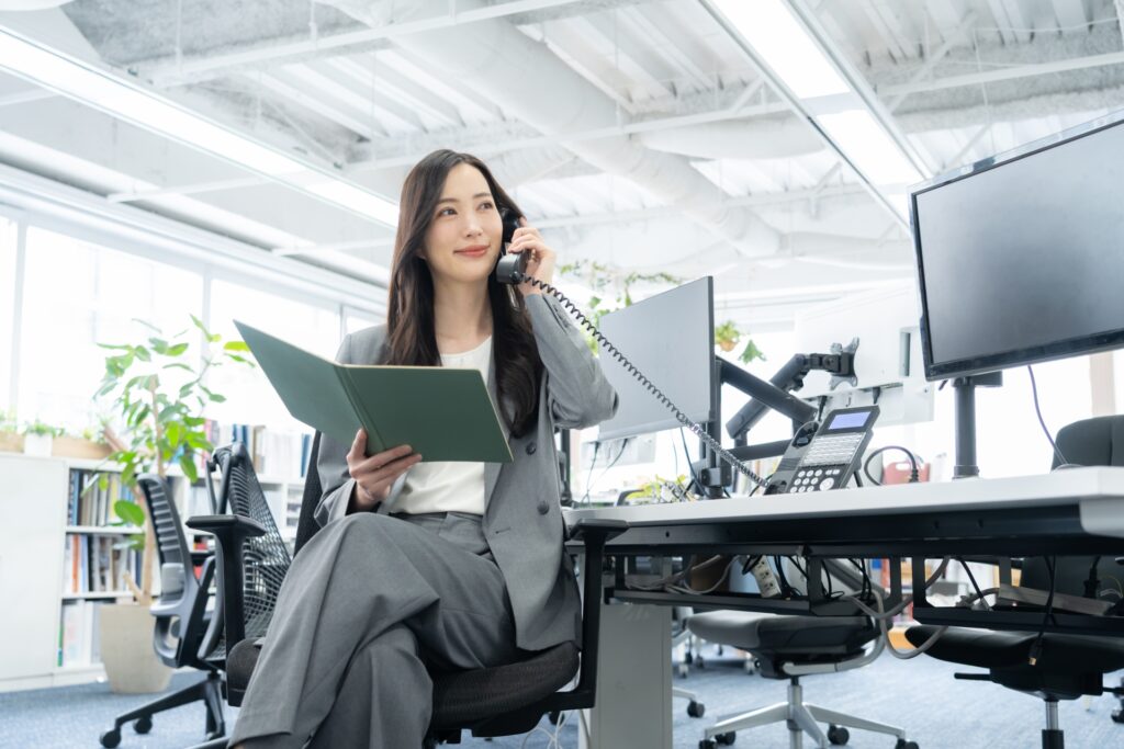 オフィスで仕事をする若いビジネスウーマン