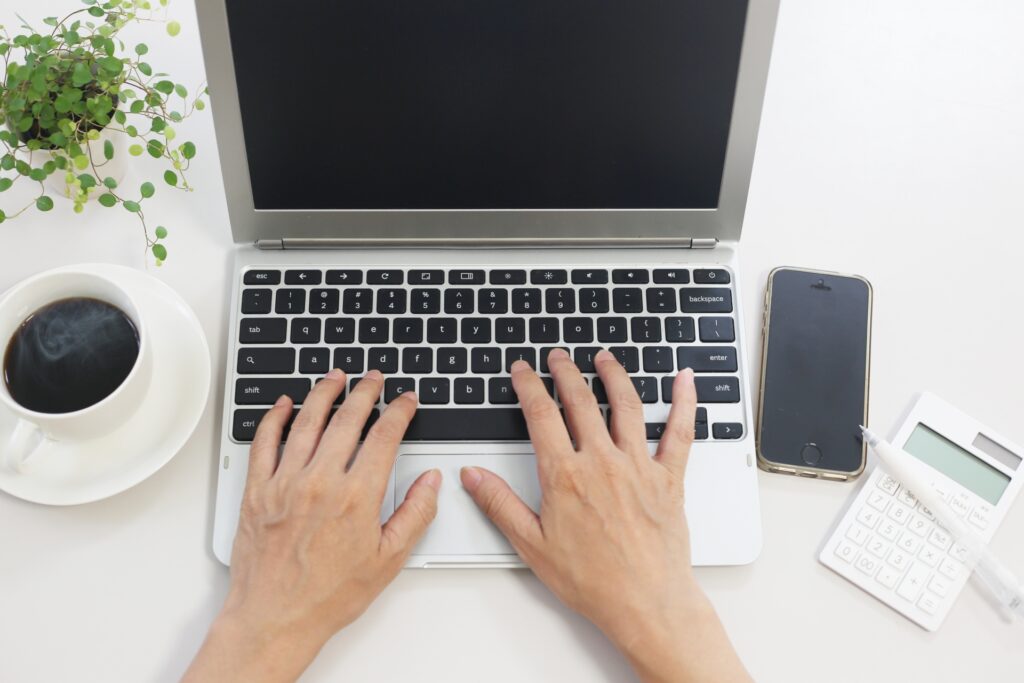 ビジネスイメージ　ノートパソコン