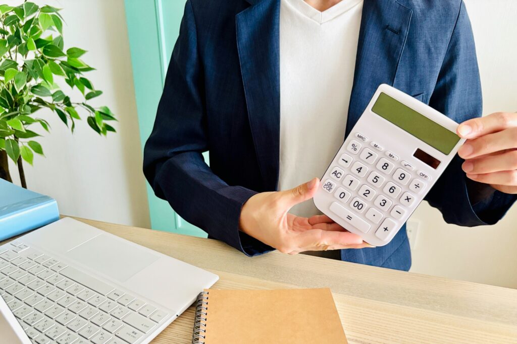 電卓を持つ男性