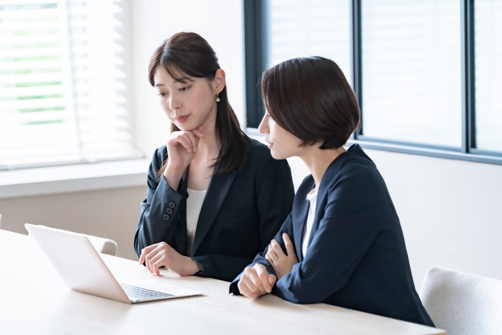 打ち合わせをする女性二人