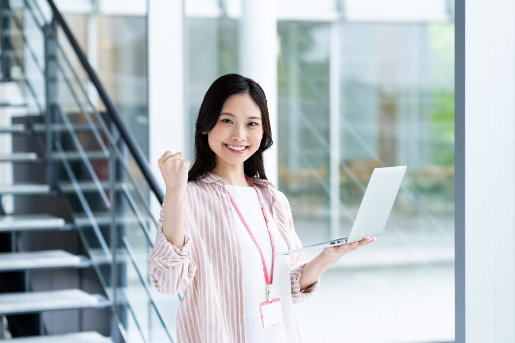 ガッツポーズ女性若手