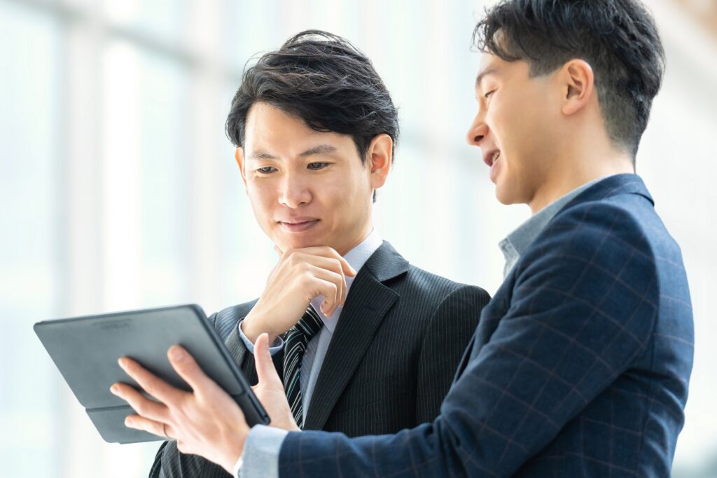 打ち合わせをする2人の男性ビジネスマン