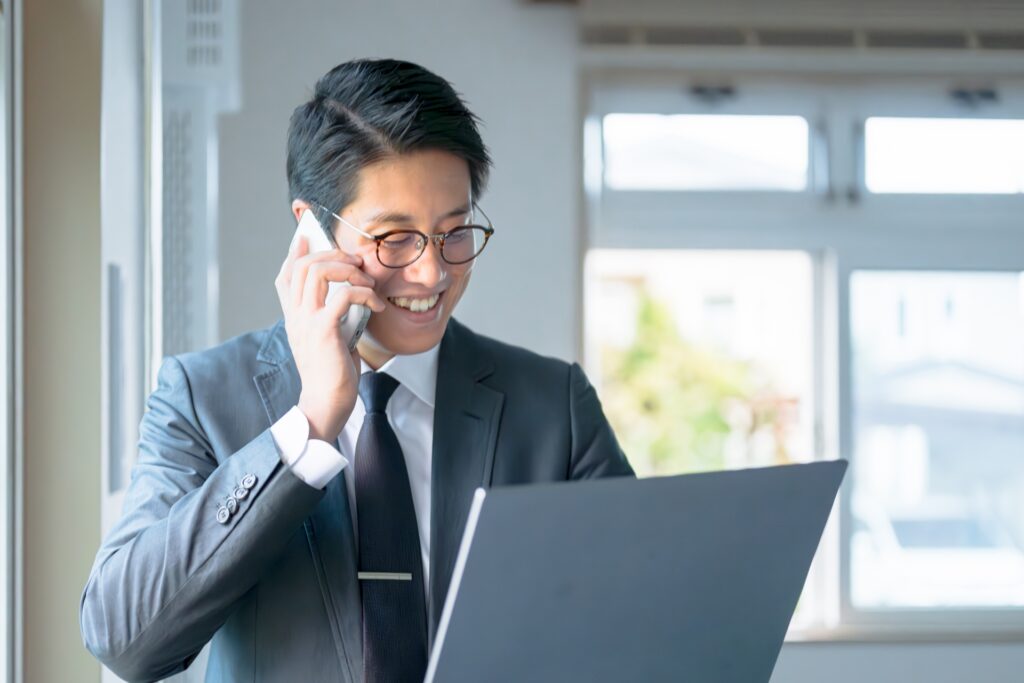 電話するメガネの男性