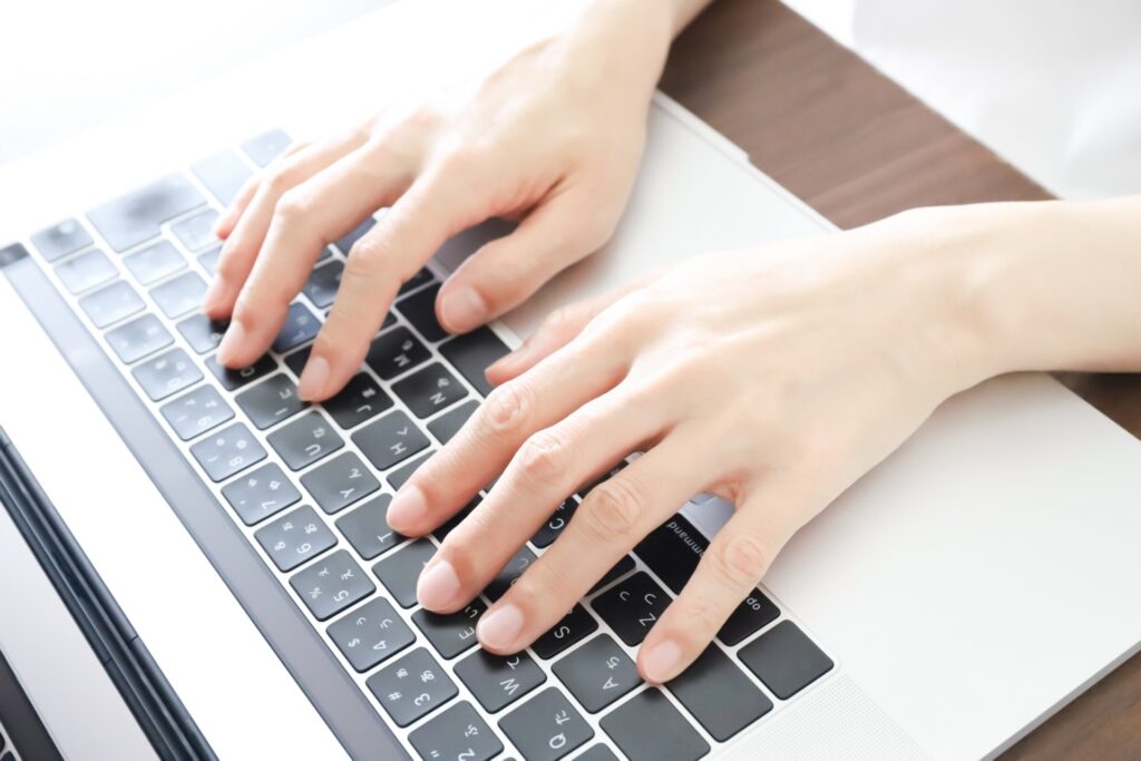 タイピングする細長い指