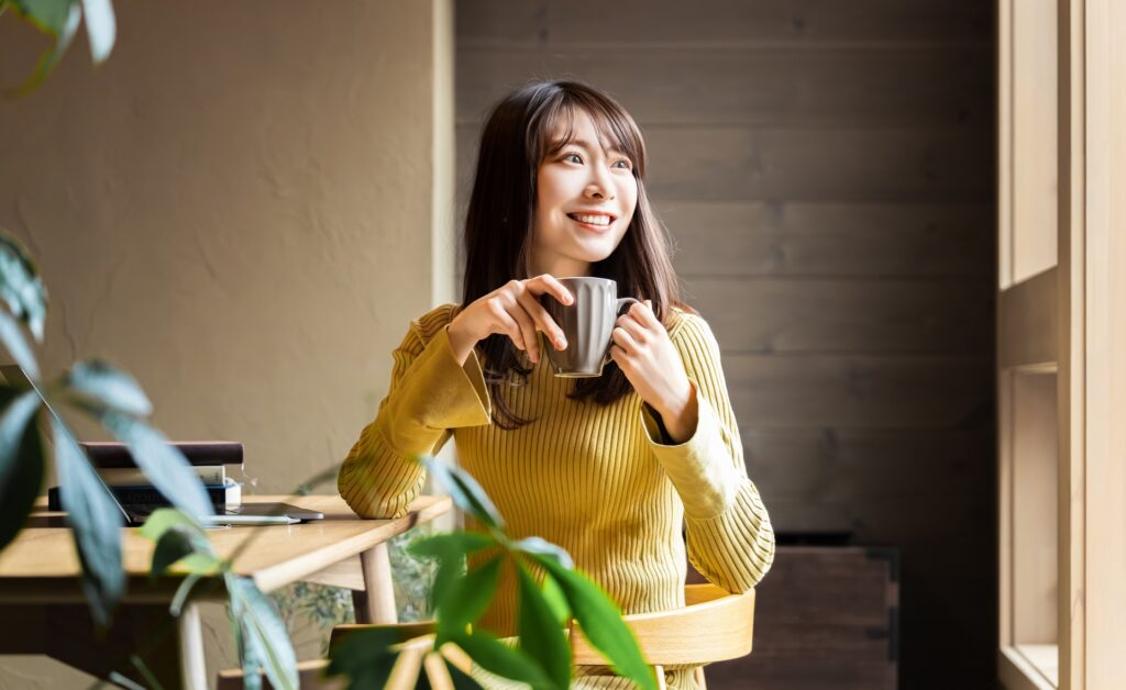 デスクワークをする笑顔の女性