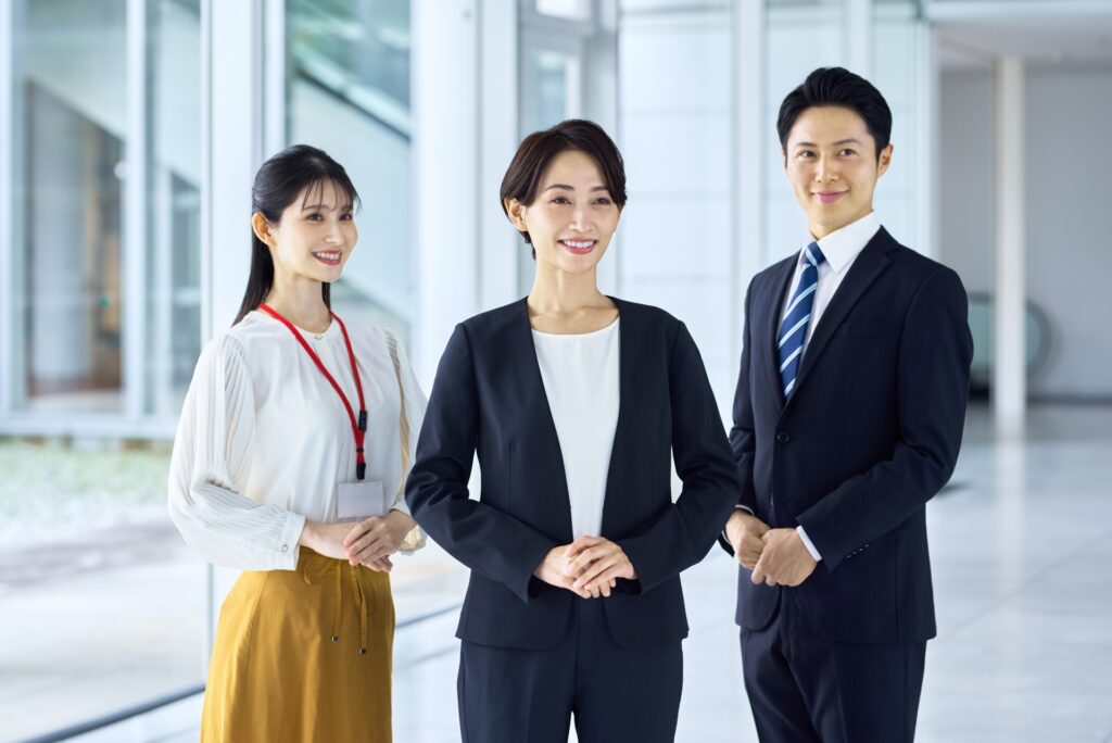 上品に立つ3人組