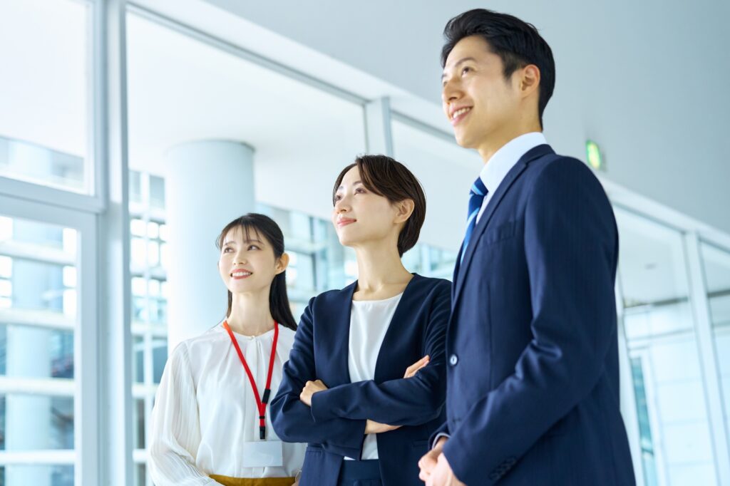 ビジネスマン 見上げる キャリアウーマン