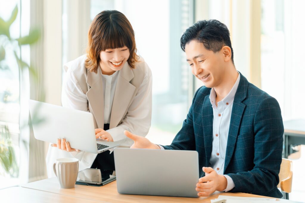 ミーティングをする男女2人のビジネスマン