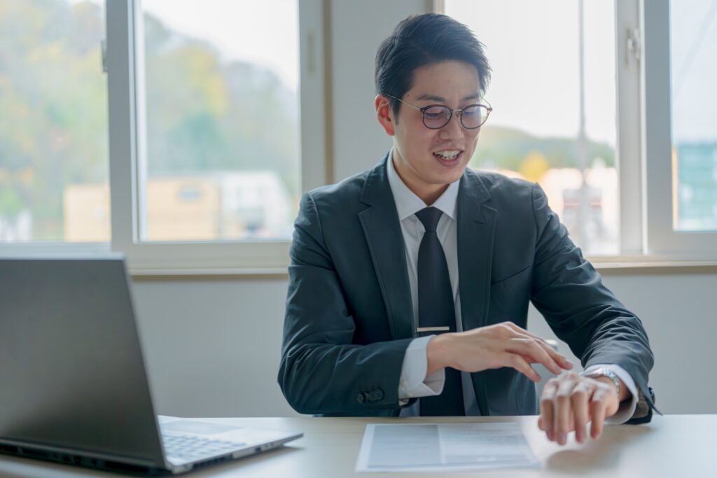 時間を確認するビジネスマン(その44)