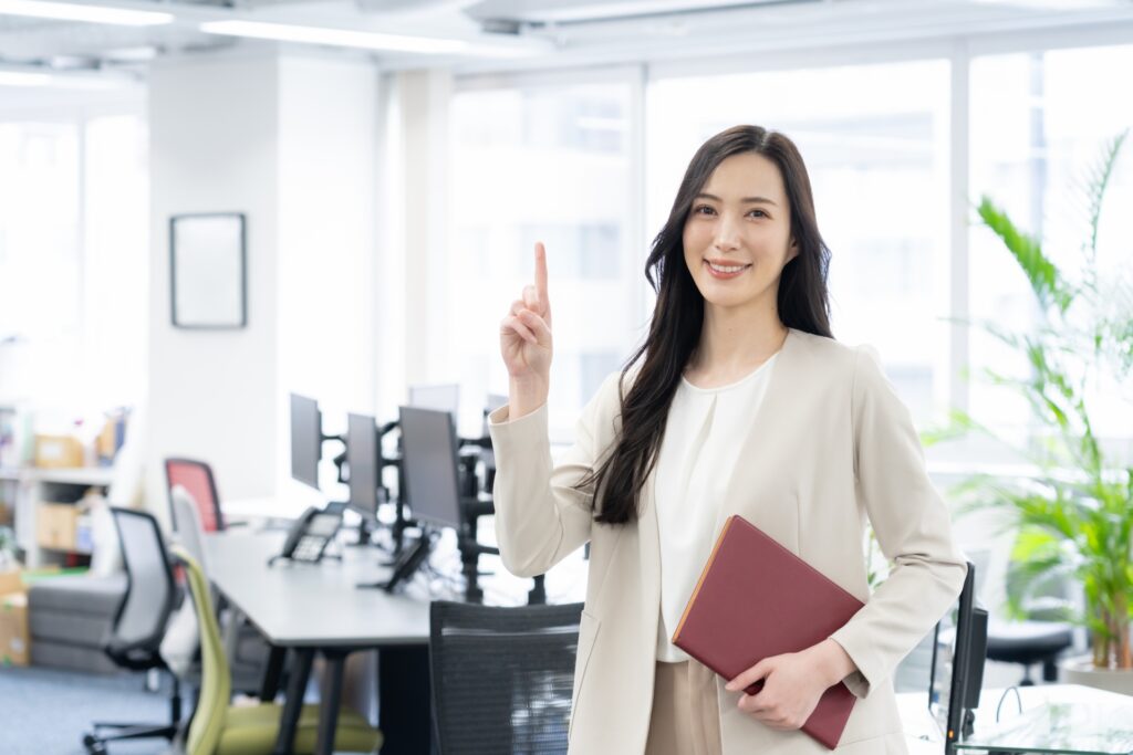 オフィスで仕事をする若いビジネスウーマン