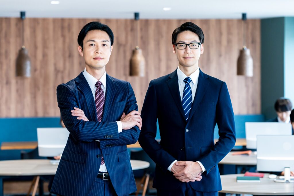 オフィスで働くビジネスパーソン