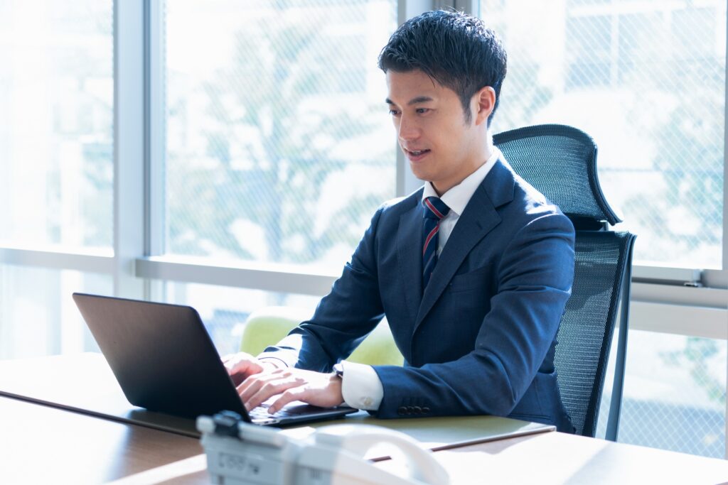 パソコン見て話すサラリーマン