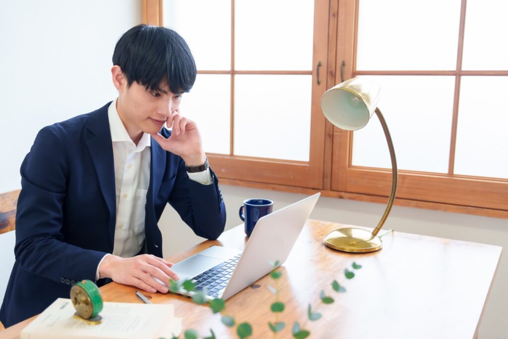 ノートパソコンを見つめるビジネスマン