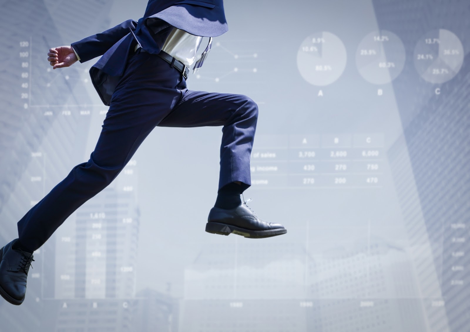 ジャンプするビジネスマンとグラフ背景