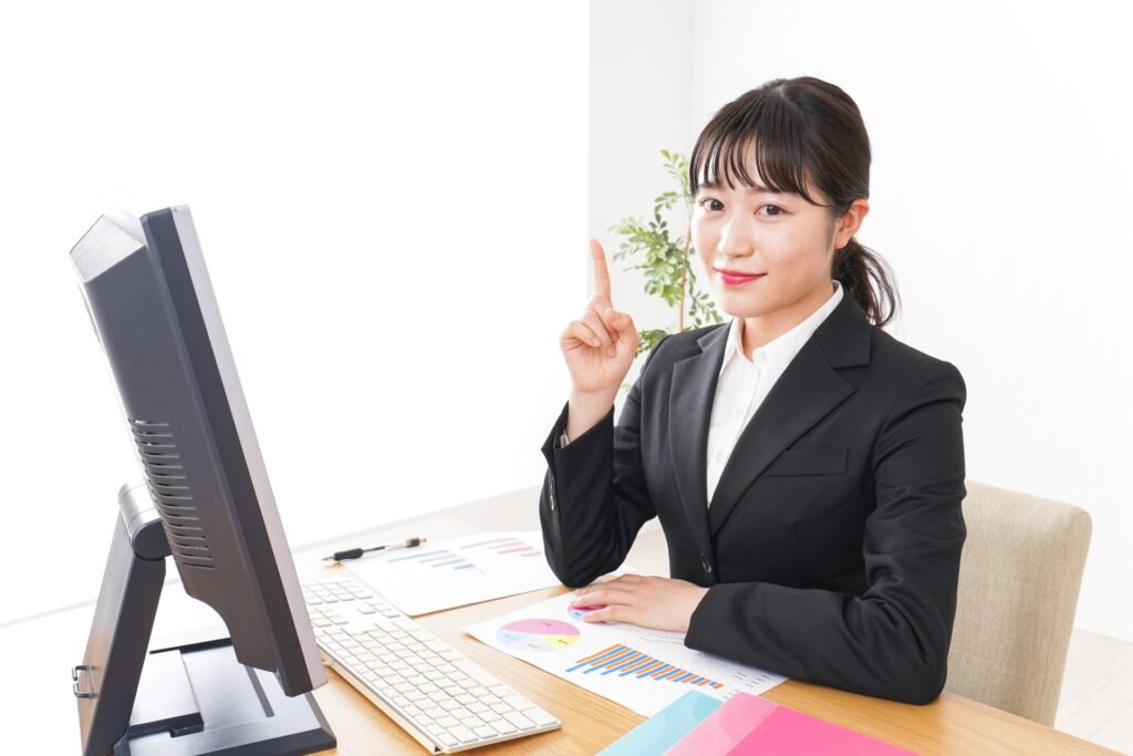 指差すビジネスウーマン