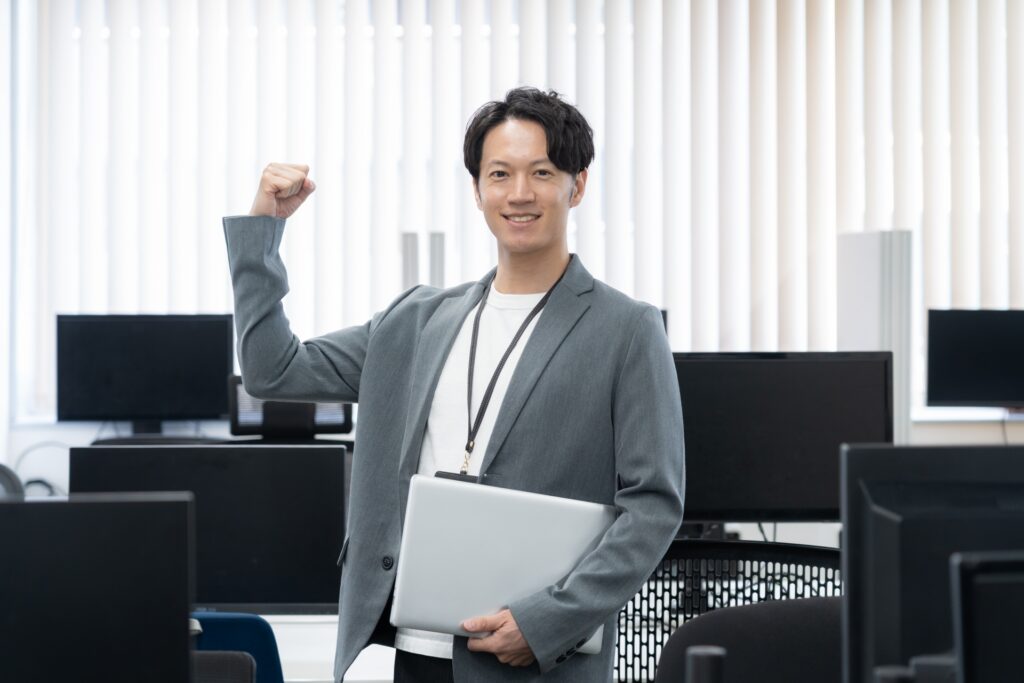 オフィスカジュアルの若い男性エンジニア