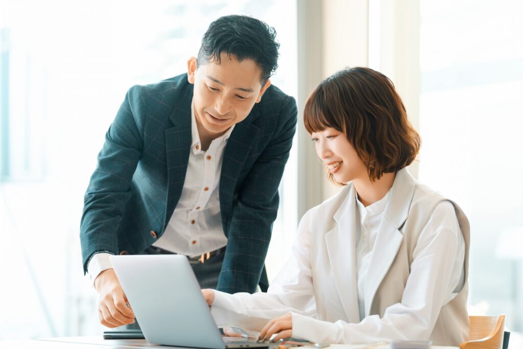 ミーティングをする男女2人のビジネスマン