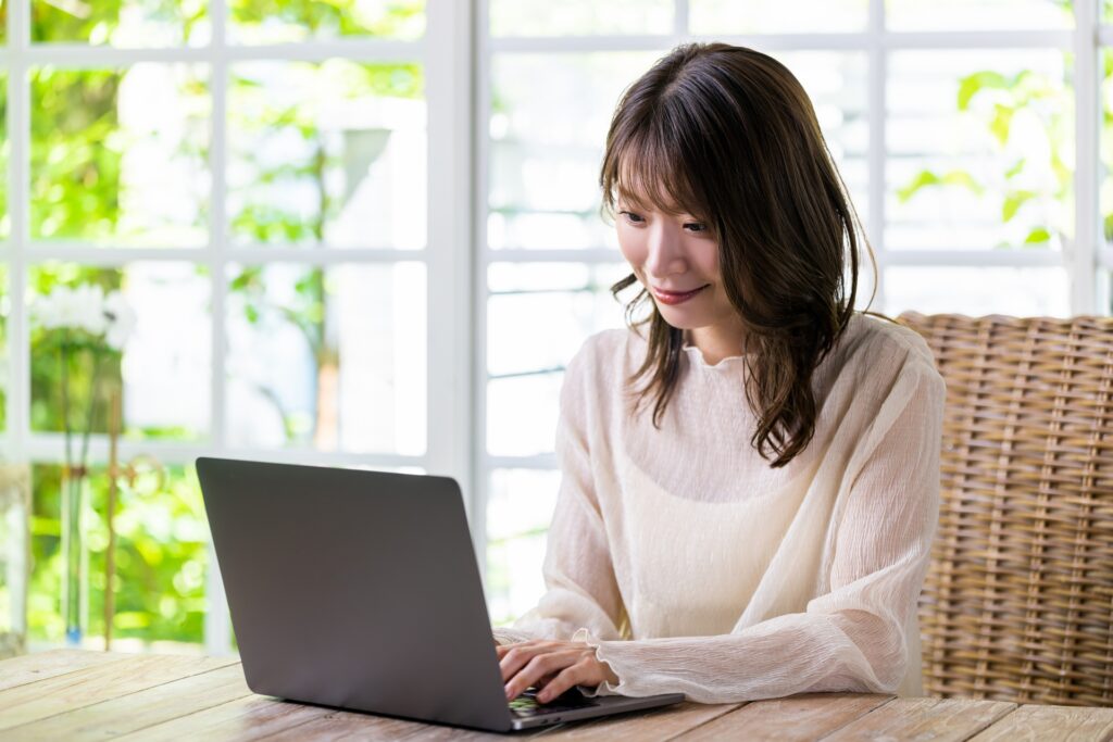 テレワーク_PCを操作する女性