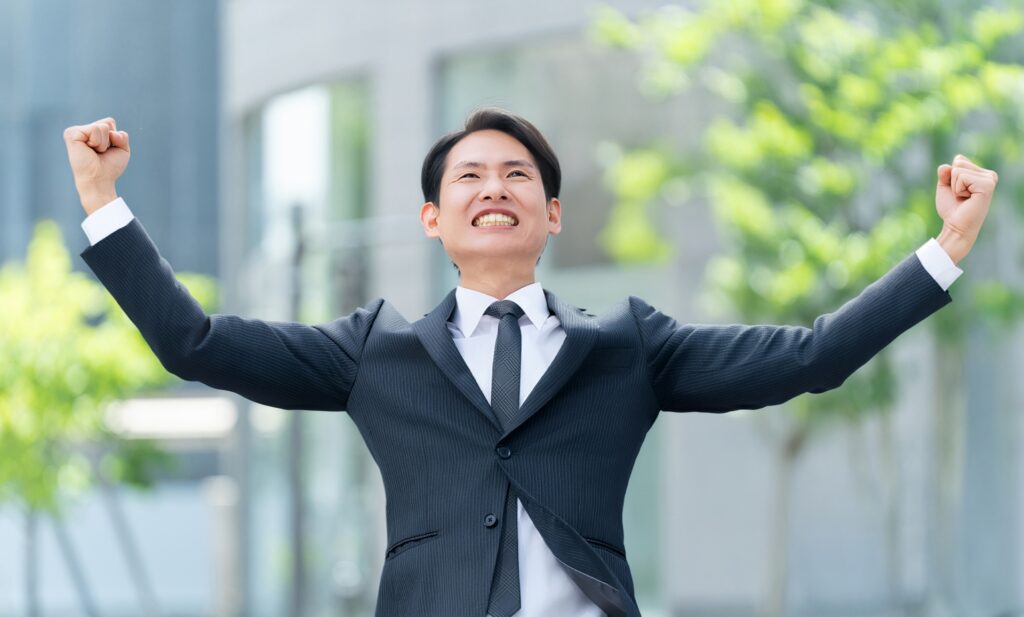 ガッツポーズをする元気な男性ビジネスマン