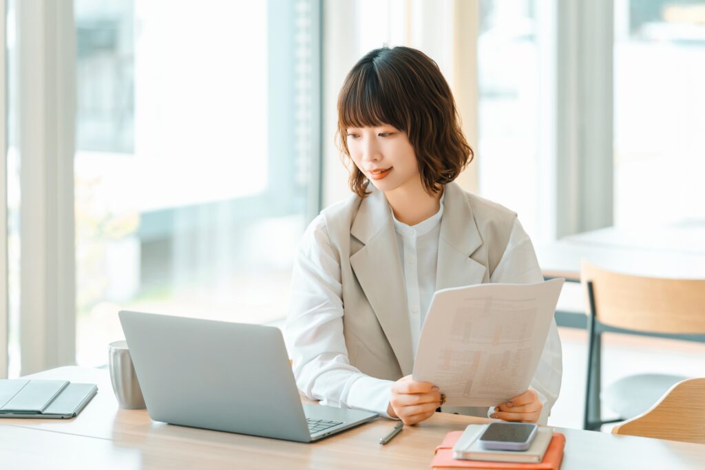 デスクワークをする女性・ビジネスウーマン
