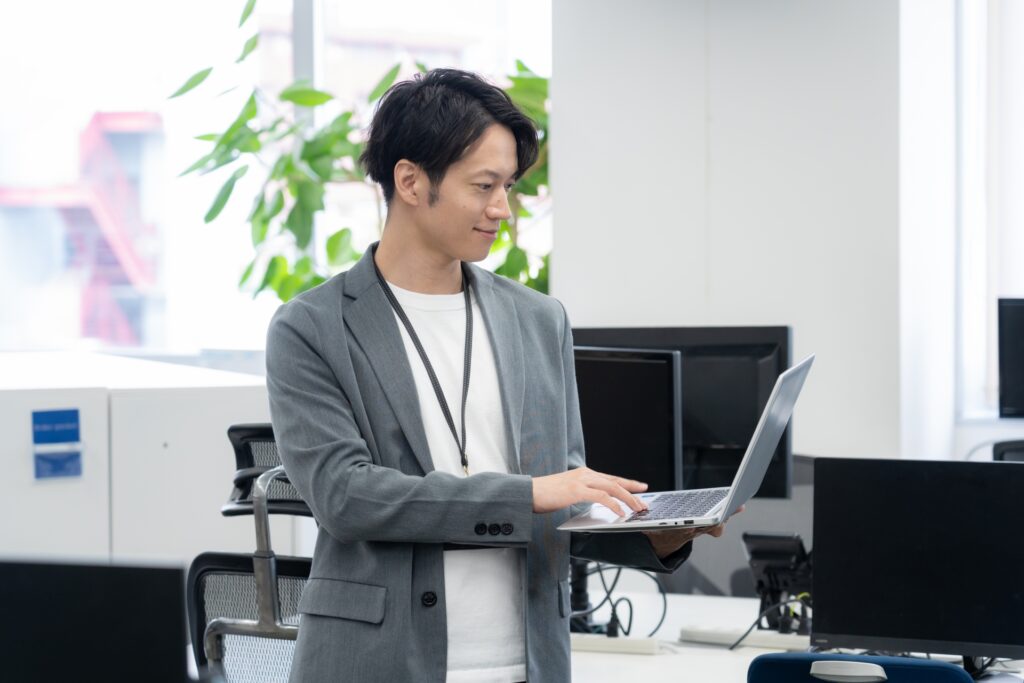 オフィスカジュアルの若い男性エンジニア