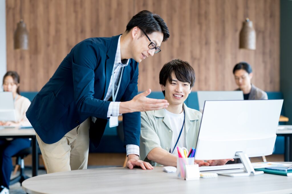 オフィスで働くビジネスパーソン