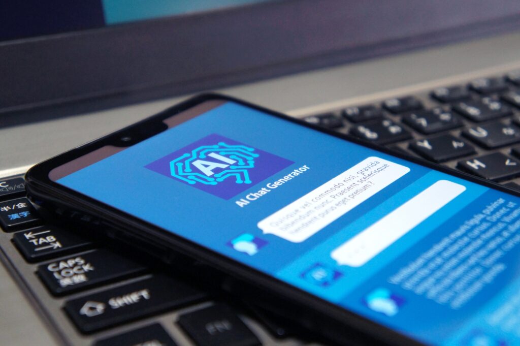 ノートパソコン上のスマホでチャットAI