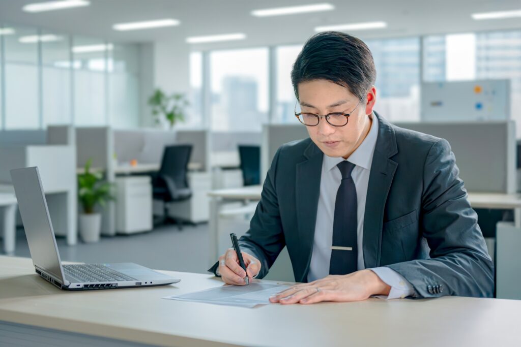 仕事をするビジネスマン