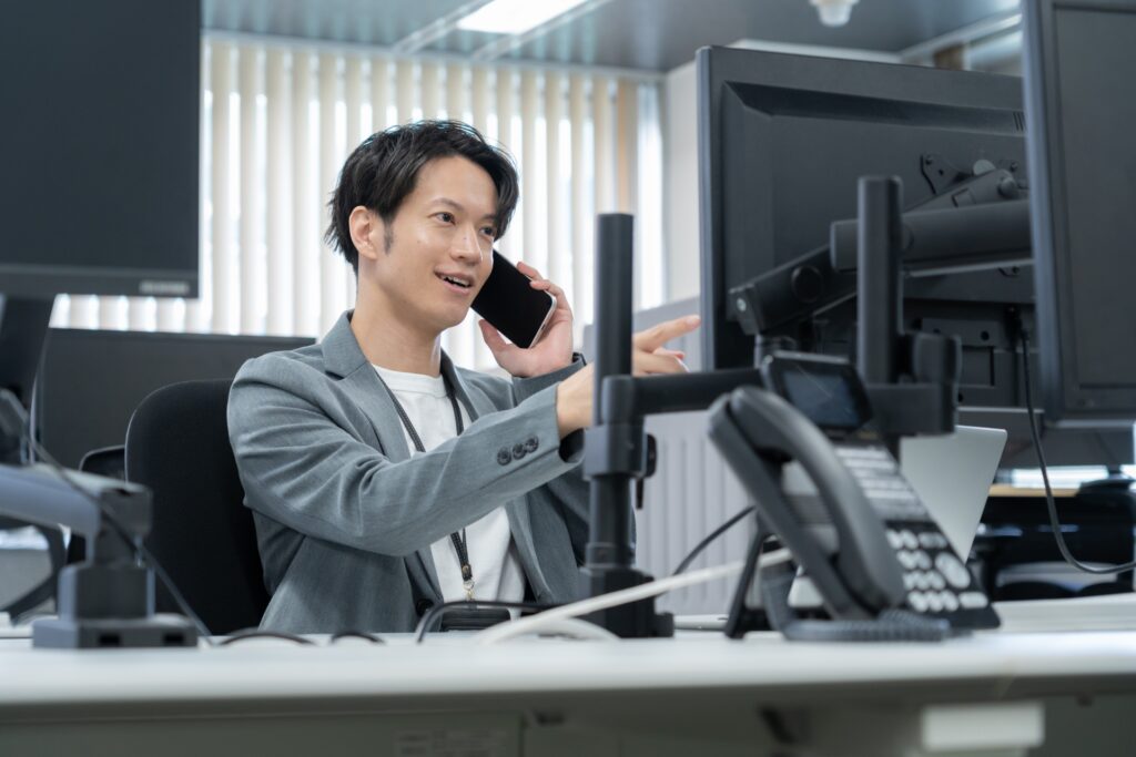 オフィスカジュアルの若い男性エンジニア