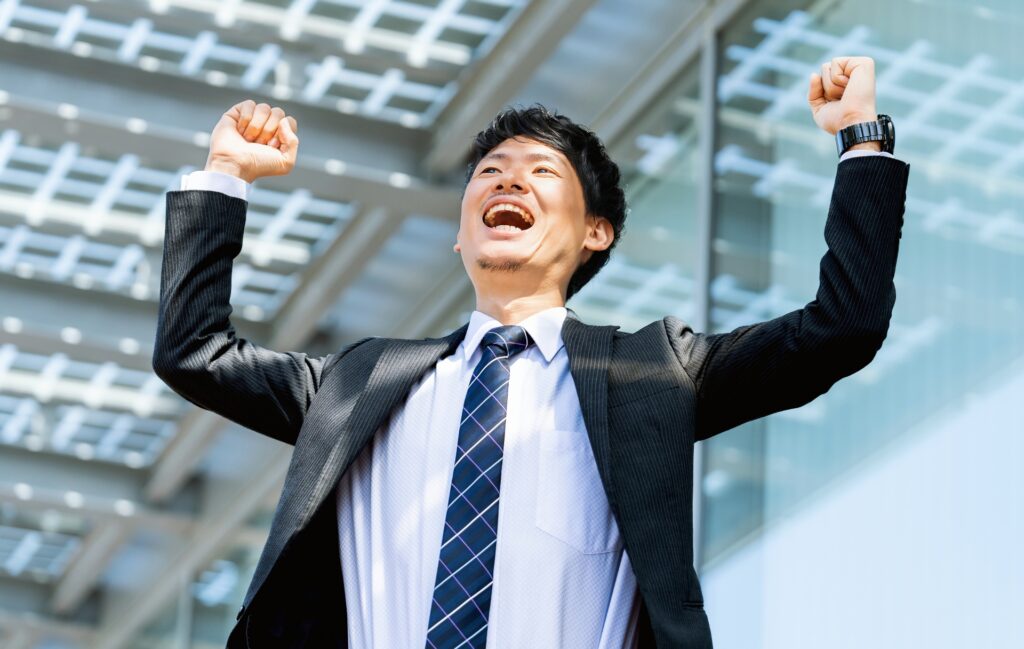ガッツポーズをする元気な男性ビジネスマン