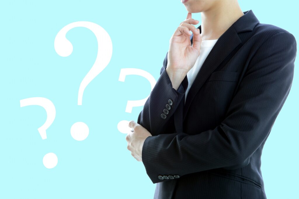 クエスションマークとビジネスウーマン