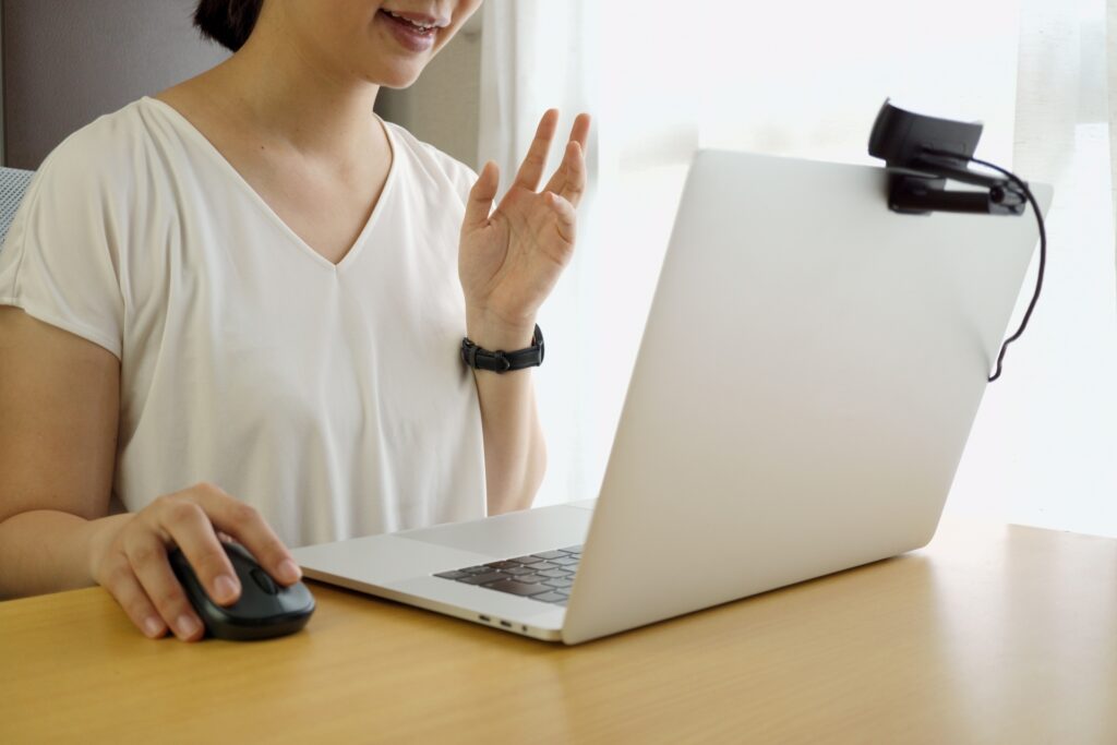 ビデオ通話で話をする女性 web商談