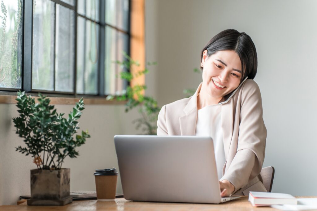 カフェでテレワーク・ノマドワークする女性