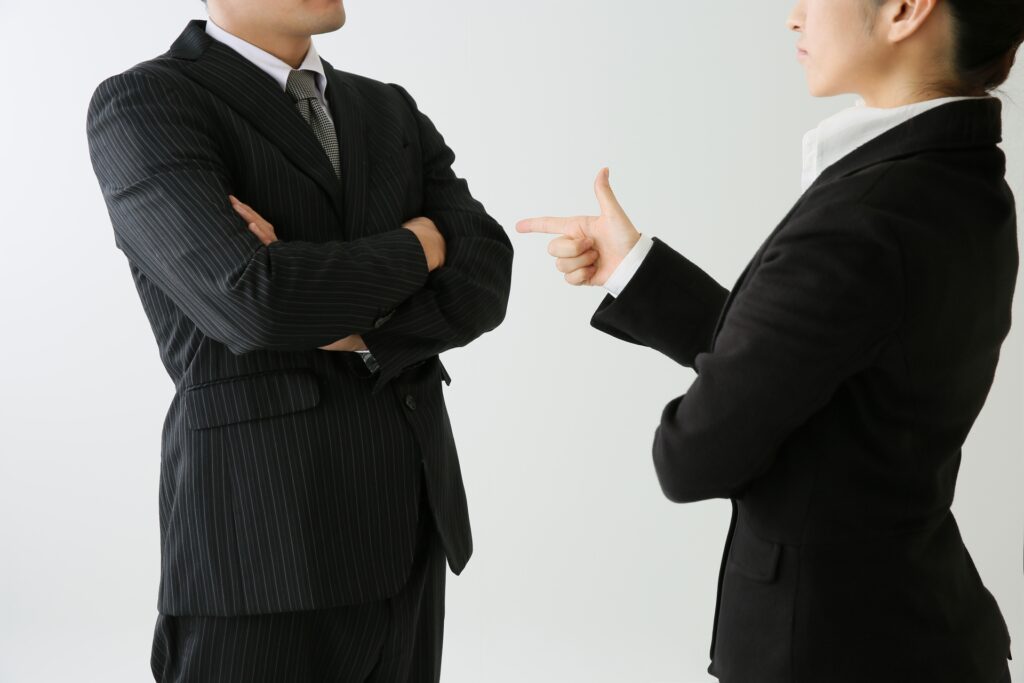 喧嘩するビジネスマン