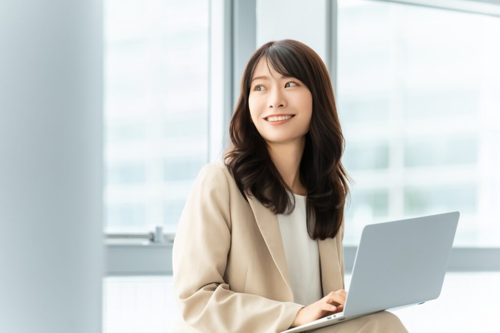 パソコンを使う女性・ビジネスウーマン