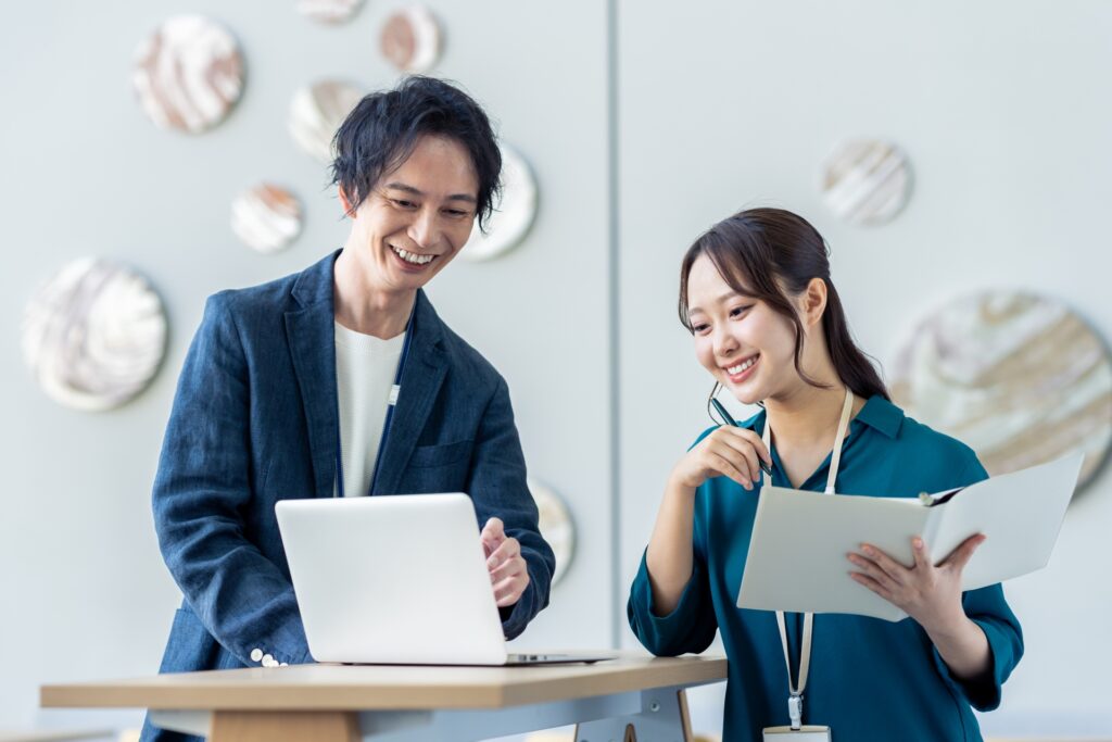 オフィスで働く若いエンジニア