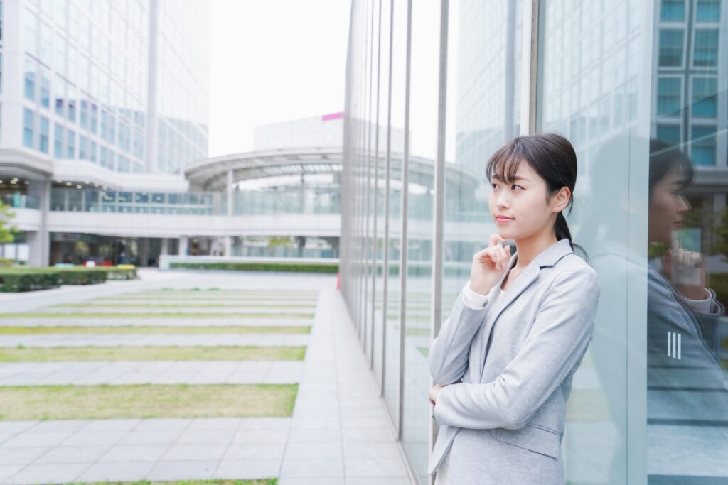 オフィス街で考えるビジネスウーマン