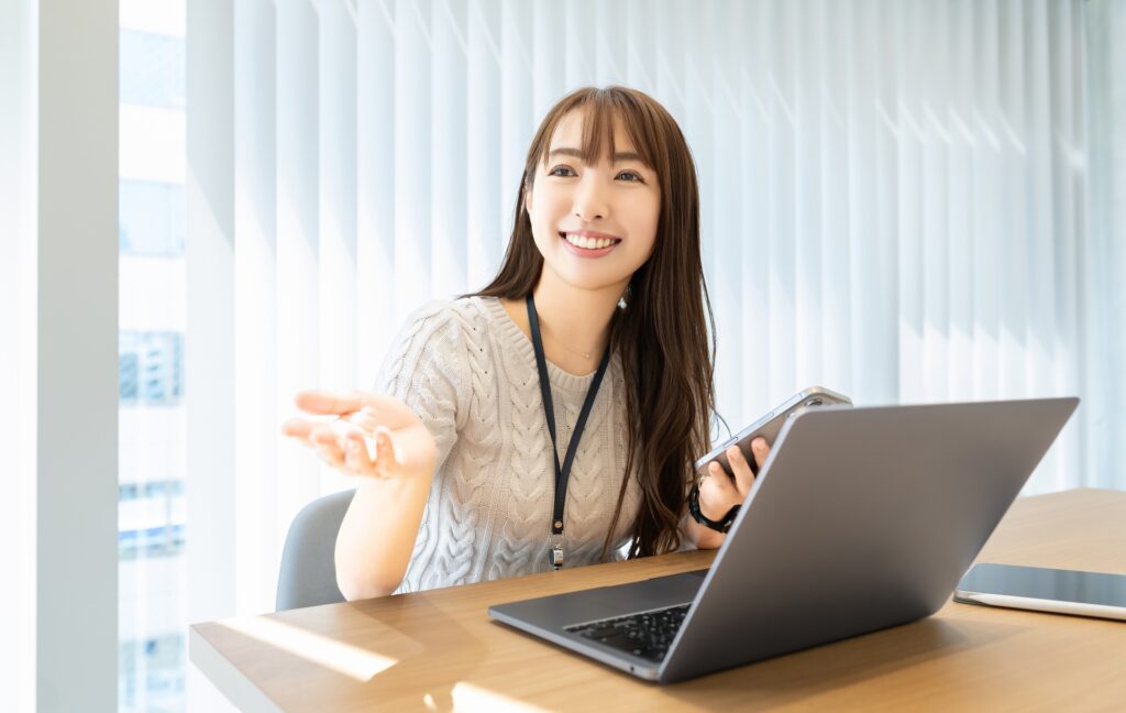 笑顔で対話をする女性・ビジネスウーマン