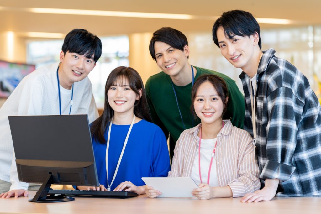 オフィスで働く若いエンジニア