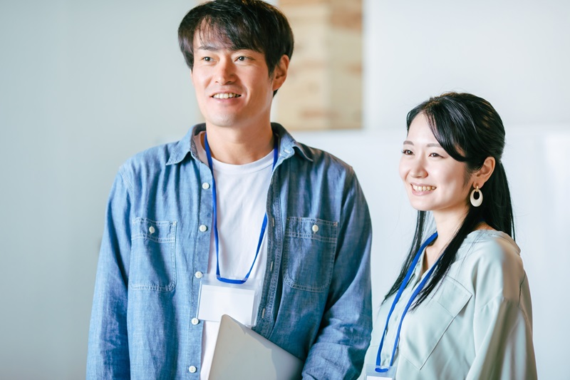 デスクワークの男女の会社員