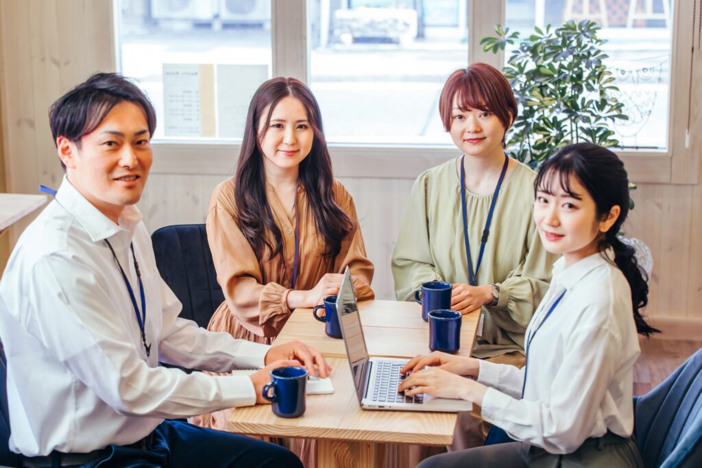 打ち合わせする男女