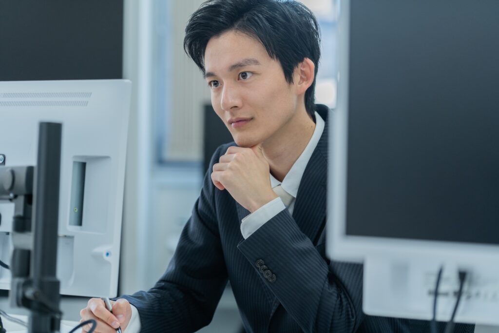 パソコン作業をするビジネスマン

