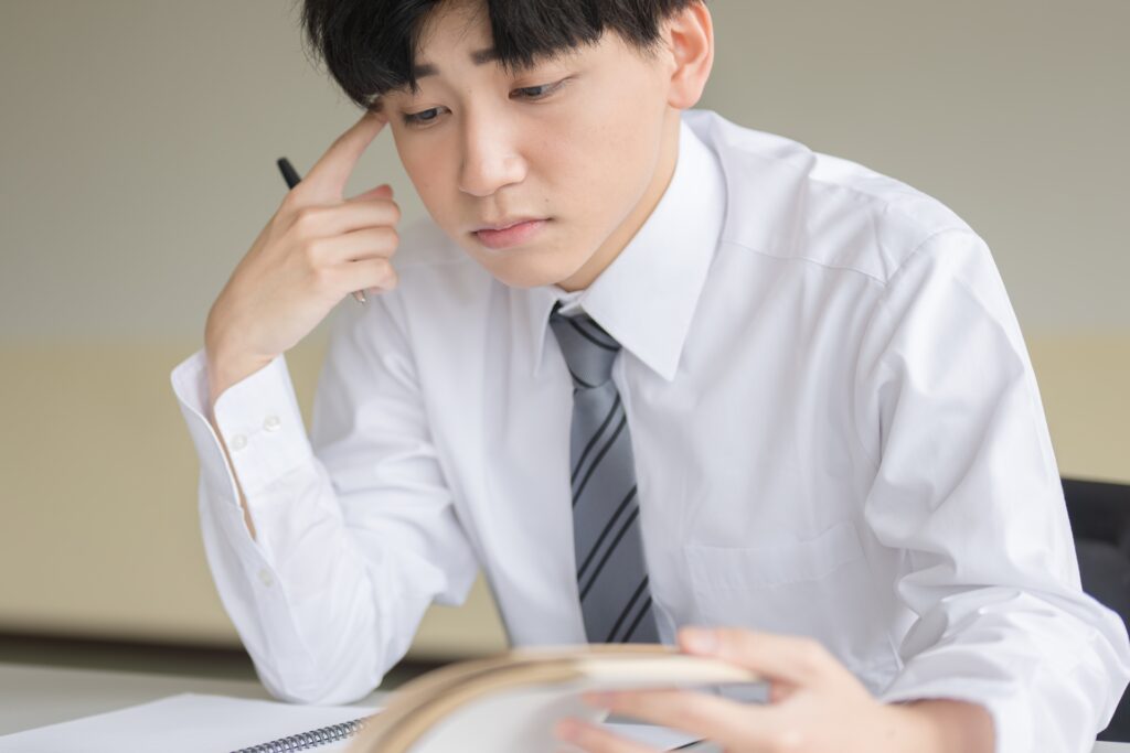 勉強するスーツの男性