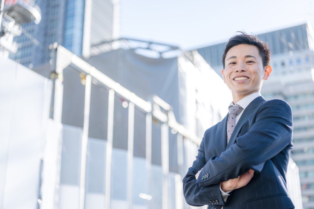 腕組みするビジネスマン