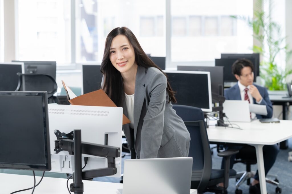 オフィスで仕事をする若いビジネスウーマン