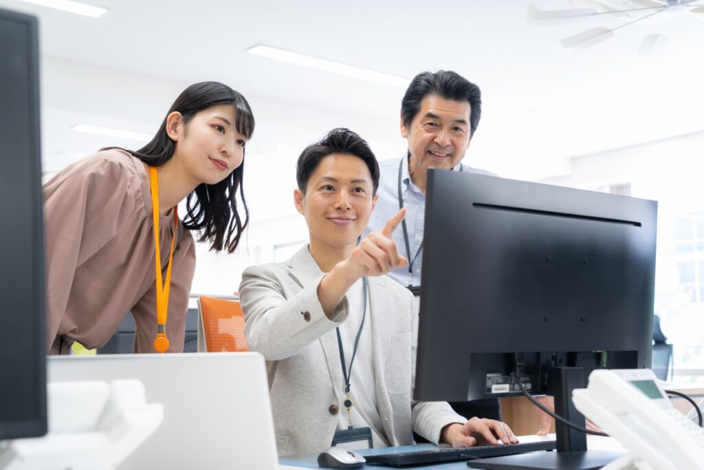 オフィスで働く男女のエンジニア