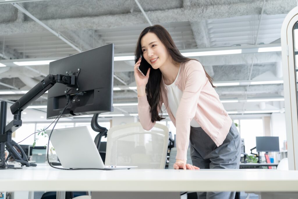 オフィスカジュアルの若い女性エンジニア