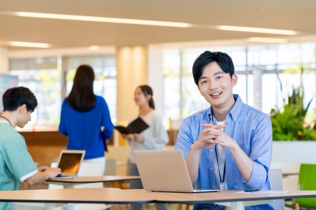 オフィスで働く若いビジネスマン