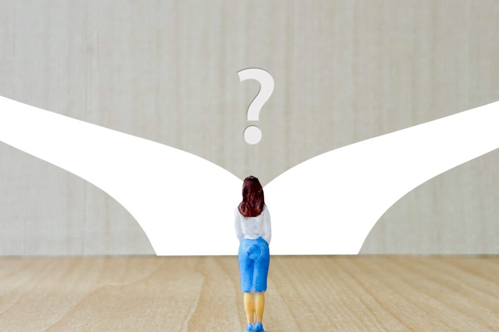 分かれ道で洗濯に迷う女性の後ろ姿